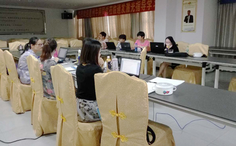  各家的客服美女真是巾幗不讓須眉啊，學(xué)習(xí)工作兩不誤